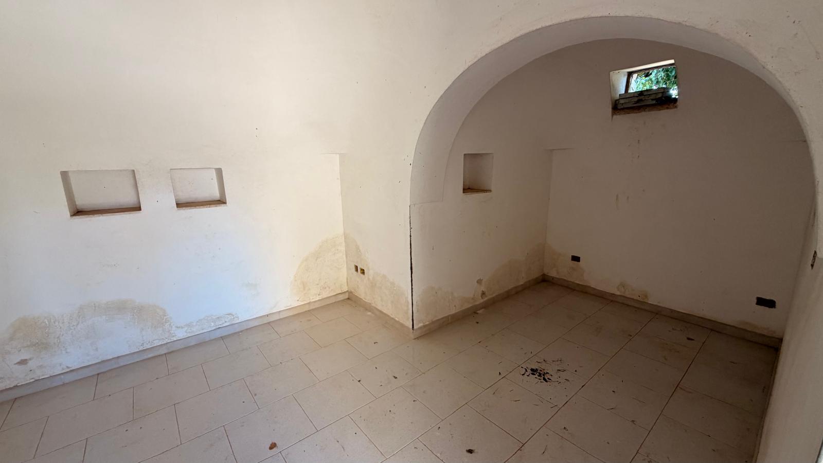 Piccola Villetta In Zona Abitata, 2 Vani e Acc, Trullo, Deposito.